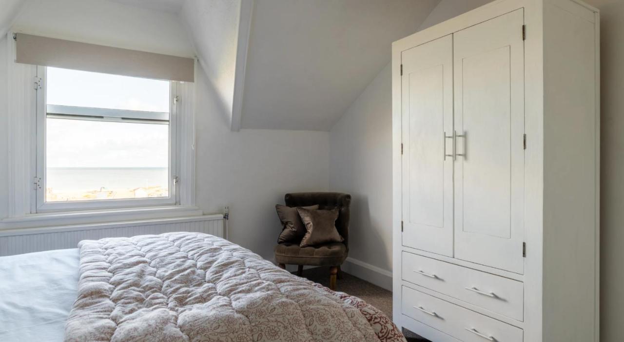 Tranquil Beachfront Beautiful 2-Bed Apartment Deal Exterior foto