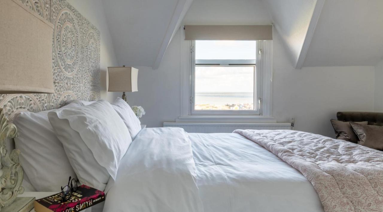 Tranquil Beachfront Beautiful 2-Bed Apartment Deal Exterior foto